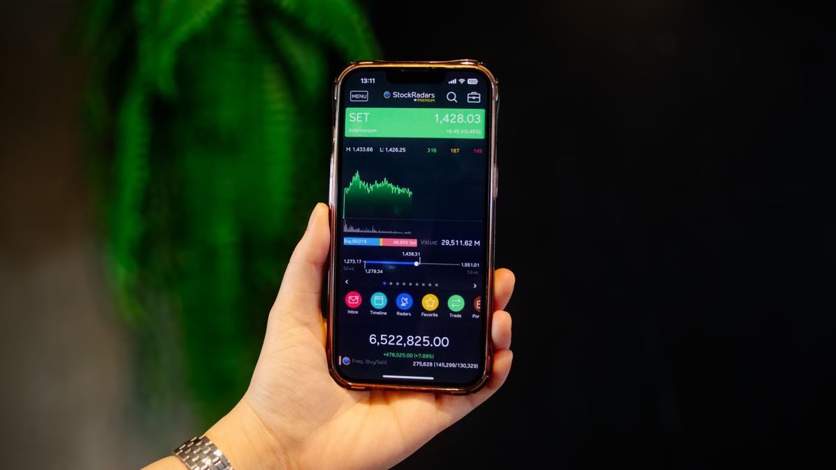 Online community members discussing trading from their computers